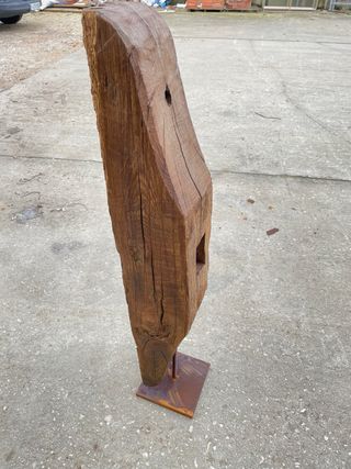 Escultura de madera con base metálica
