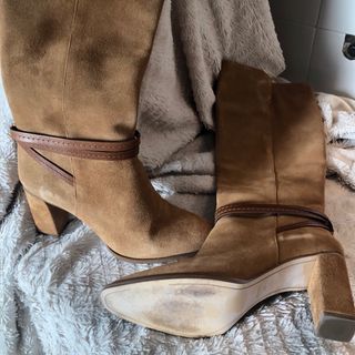 Rebajadas Botas altas de ante color camel