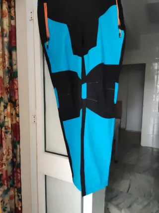 Pantalón de montaña azul y negro