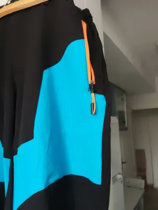 Pantalón de montaña azul y negro