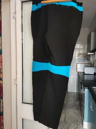 Pantalón de montaña azul y negro