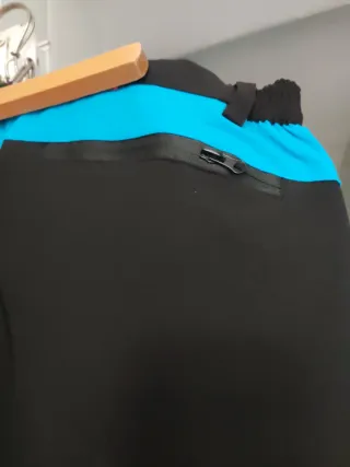 Pantalón de montaña azul y negro