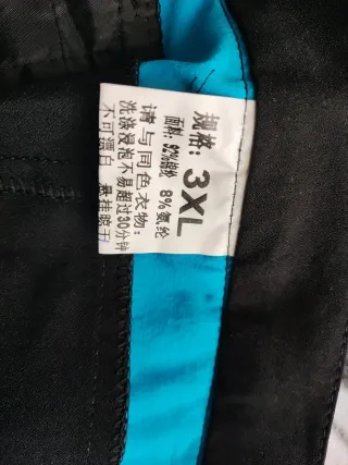 Pantalón de montaña azul y negro