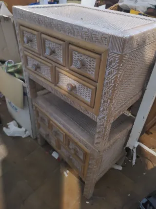 Mesillas de noche de mimbre y madera