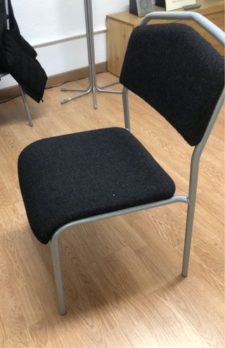 Silla de oficina metálica y tela.