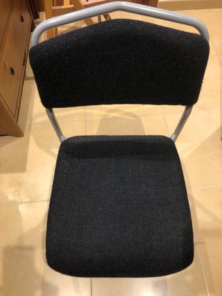 Silla de oficina metálica y tela.