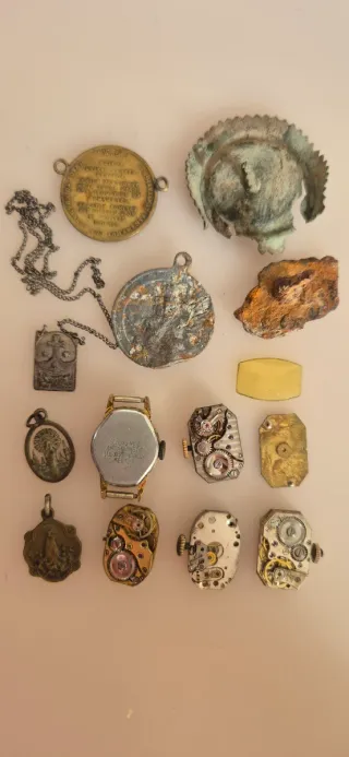 Lote Antigüedades: medallas, relojes, clavos