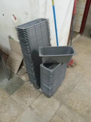 Bandejas de plástico gris apilables