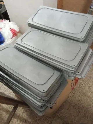 Bandejas de plástico gris apilables