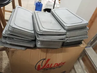 Bandejas de plástico gris apilables