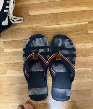 Chanclas azules y multicolor