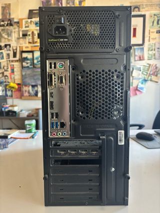 Ordenador de sobremesa negro