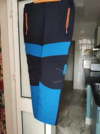 Pantalón de montaña azul y negro