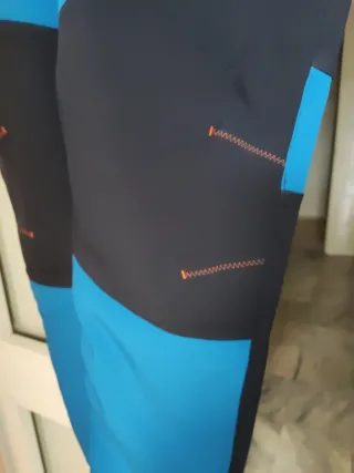 Pantalón de montaña azul y negro