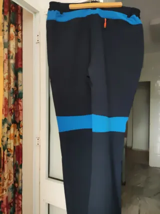 Pantalón de montaña azul y negro