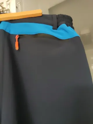 Pantalón de montaña azul y negro