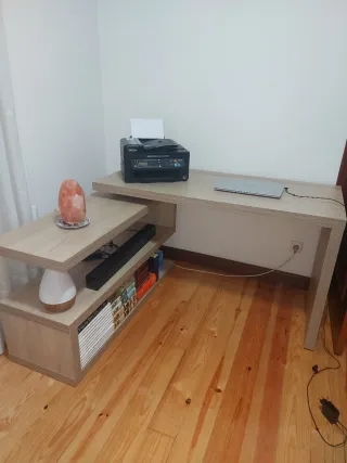 Secretária de madeira de canto com prateleiras