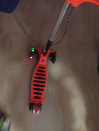 Patín infantil naranja con luces