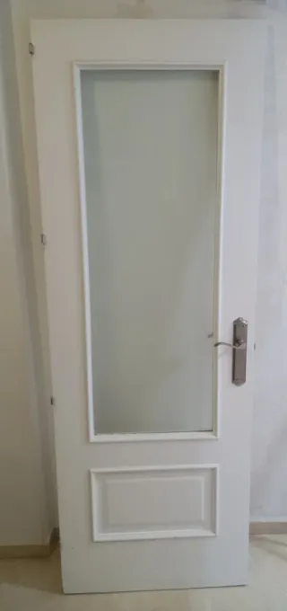 Puerta madera pintada de blanco con cristal