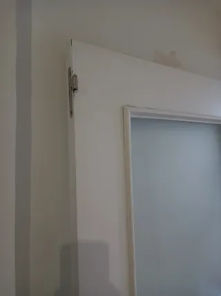 Puerta madera pintada de blanco con cristal