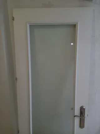 Puerta madera pintada de blanco con cristal