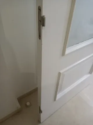 Puerta madera pintada de blanco con cristal