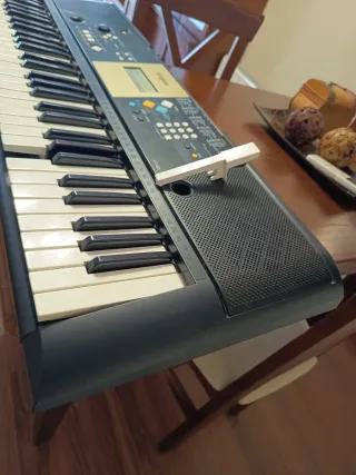 Teclado Yamaha YPT-220