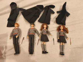 Muñecos Harry Potter con Túnicas y Varitas