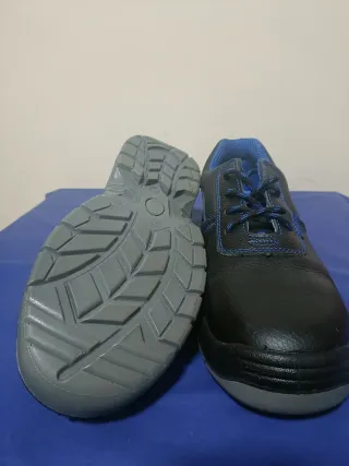 Zapatos de seguridad negros y azules