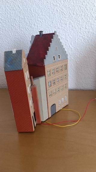 Trenes H0.Casa múltiple H0 Iluminada. Ambientación