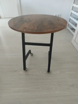 Mesita auxiliar redonda con ruedas