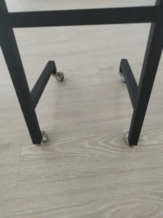 Mesita auxiliar redonda con ruedas