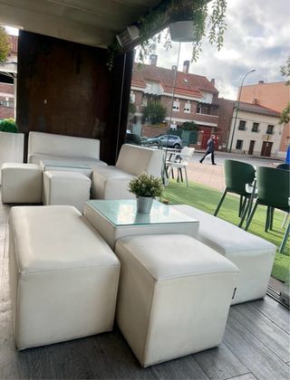 Sofá y mesa de terraza blancos