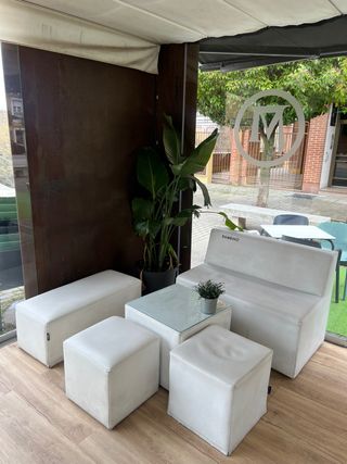 Sofá y mesa de terraza blancos