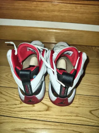 Zapatillas Jordan Blancas y Rojas talla 38 24cm
