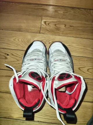 Zapatillas Jordan Blancas y Rojas talla 38 24cm