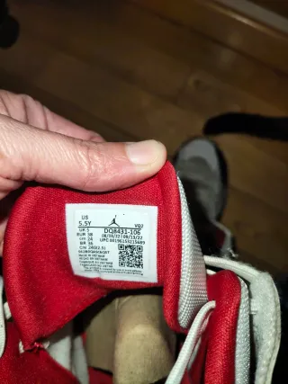 Zapatillas Jordan Blancas y Rojas talla 38 24cm