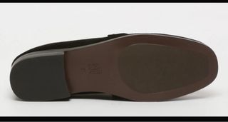 Zapatos negros con detalle dorado