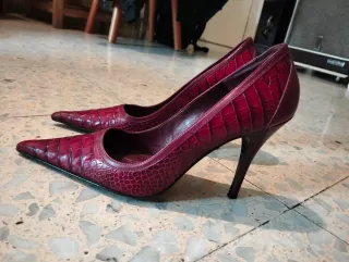Zapatos de tacón rojos cocodrilo