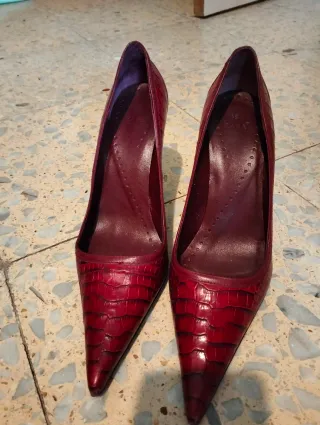 Zapatos de tacón rojos cocodrilo