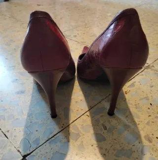 Zapatos de tacón rojos cocodrilo