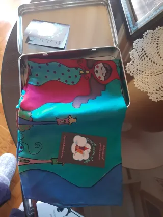 Pañuelo seda pintado a mano Little Red Riding Hood