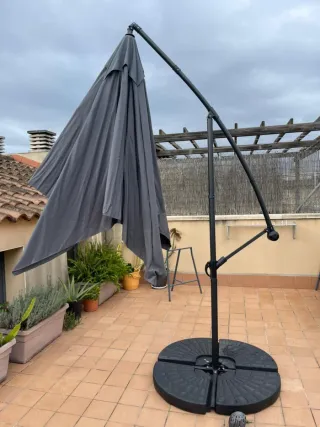 Sombrilla de terraza gris y negra
