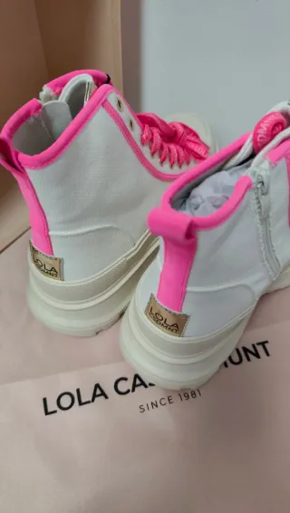 Botas altas Lola Casademunt blancas y rosas