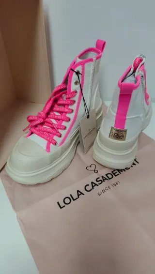 Botas altas Lola Casademunt blancas y rosas