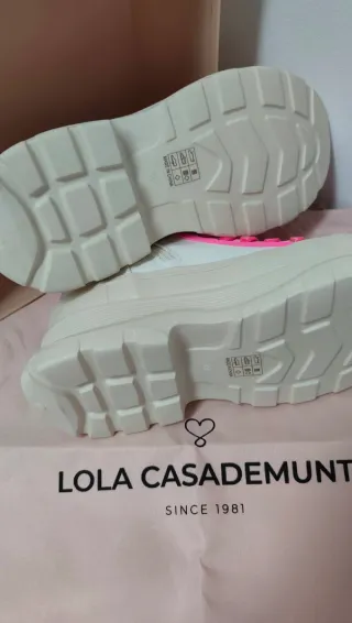 Botas altas Lola Casademunt blancas y rosas