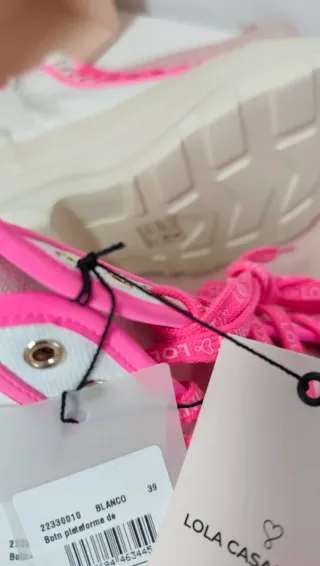 Botas altas Lola Casademunt blancas y rosas