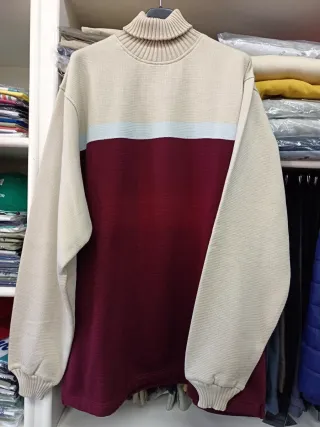 Jersey cuello alto hombre beige y rojo
