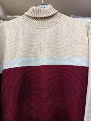 Jersey cuello alto hombre beige y rojo
