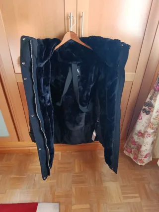 Cazadora de invierno negra con capucha, forrada.